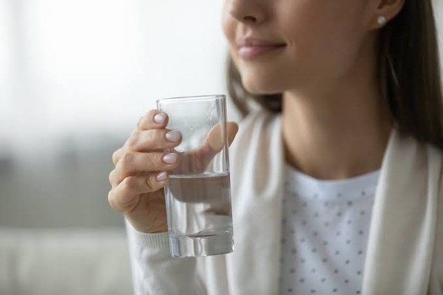 Berapa Liter Air Putih yang Dianjurkan untuk Dikonsumsi dalam Sehari? (341835)