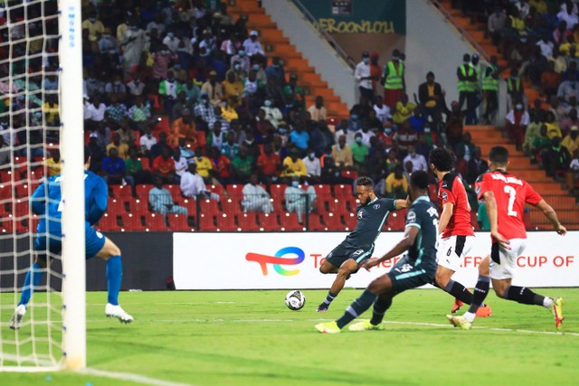Pemain Nigeria Chidera Ejuke menendang bola ke arah gawang Mesir pada pertandingan Grup C Piala Afrika di Stadion Roumde Adjia, Garoua, Kamerun.
 Foto: Daniel BELOUMOU OLOMO / AFP