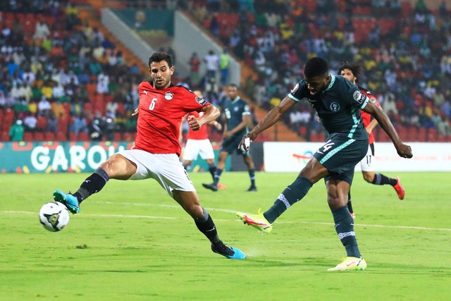 Pemain Mesir Ahmed Hegazi berusaha menghadang tendangan pemain Nigeria Kelechi Iheanacho pada pertandingan Grup C Piala Afrika di Stadion Roumde Adjia, Garoua, Kamerun.
 Foto: Daniel BELOUMOU OLOMO / AFP