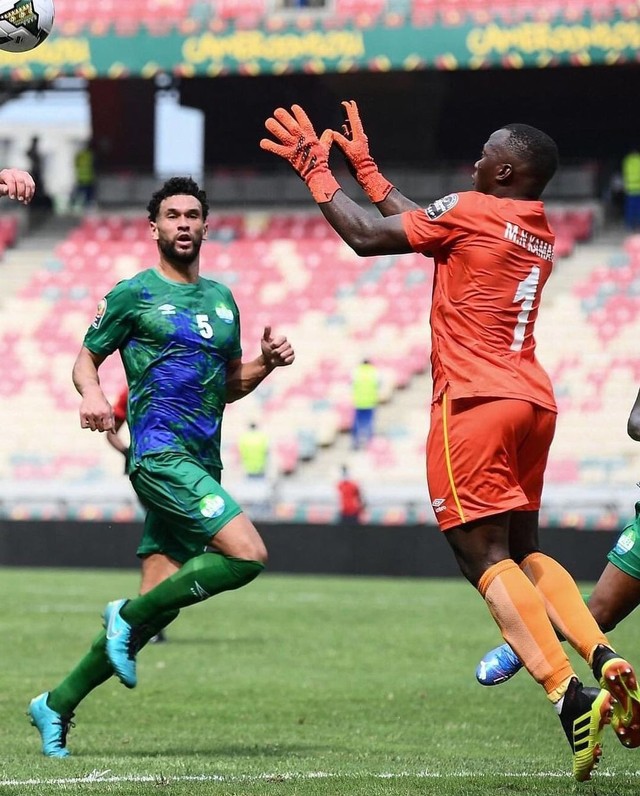 Aksi Mohamed Kamara saat Sierra Leone menahan Aljazair. Foto: Instagram/@lfa_sl
