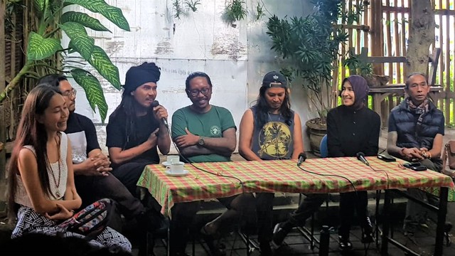 Navicula bersama Dibal Ranuh (ujung kanan), Sandrina Malakiano (2 dari kanan) dan Jasmine Okubo (ujung kiri) saat jumpa pers di Kubukopi, Denpasar - RFH