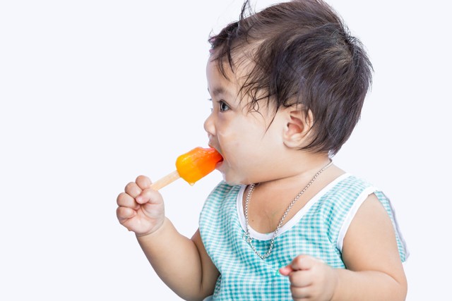 Ilustrasi bayi makan es krim. Foto: Shutter Stock