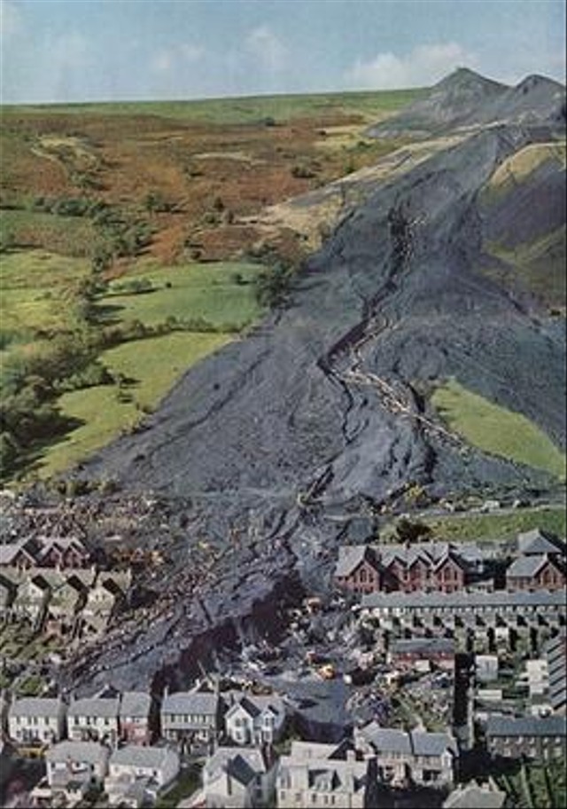 Potret bekas longsoran limbah batu bara Aberfan beberapa hari setelah kejadian. Foto: Wikipedia