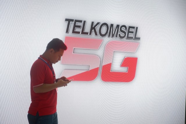 Ilustrasi seseorang sedang menonaktifkan kartu Telkomsel. Foto: Telkomsel