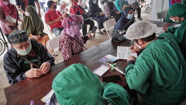 2.200 Orang Sudah Disuntik Booster Vaksin Corona di Jakarta (347232)