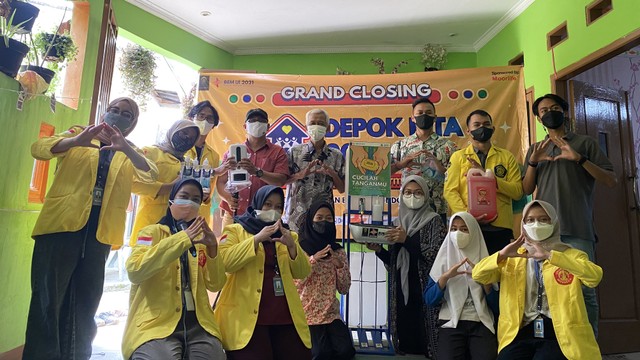 (12/12/2021) Penyerahan legasi berupa lima buah wastafel portable, termometer infrared dan dispenser hand sanitizer, berserta kelengkapannya oleh Tim Depok Kita dan BEM UI 2021 kepada Pengurus RT 004/RW 008 dan Karang Taruna. Foto: Dok. Depok Kita UI 2021