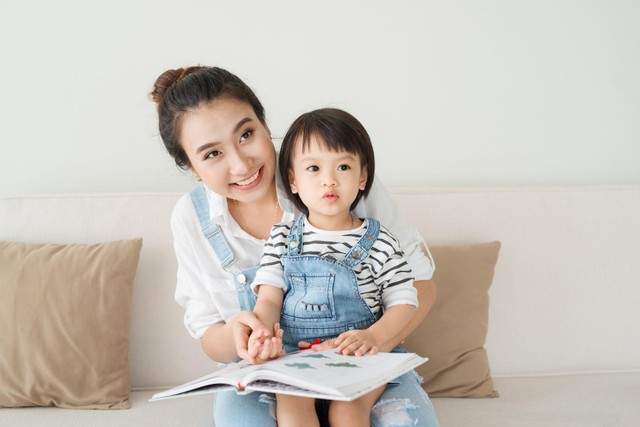 Ilustrasi membaca buku untuk menstimulasi perkembangan otak anak. Foto: Shutterstock