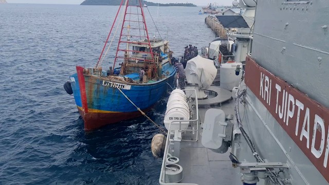 TNI AL tangkap kapal ikan asal Vietnam di Laut Natuna Utara. Foto: Koarmada I
