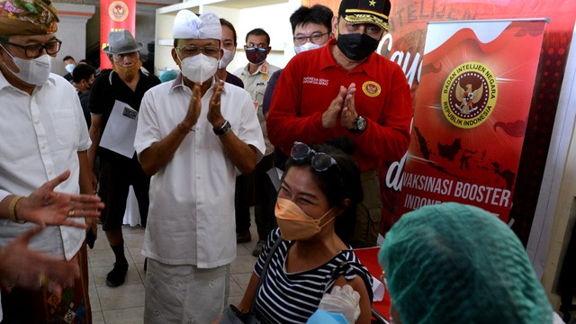 Gubernur Bali Wayan Koster (tengah) didampingi Kepala Badan Intelijen Daerah (Kabinda) Bali Brigjen Pol Hadi Purnomo (kanan) meninjau pelaksanaan vaksinasi COVID-19 Booster di Denpasar, Bali, Rabu (12/1/2022). Foto: Fikri Yusuf/ANTARA FOTO