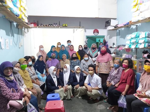 Tim pengabdian bersama peserta penyuluhan