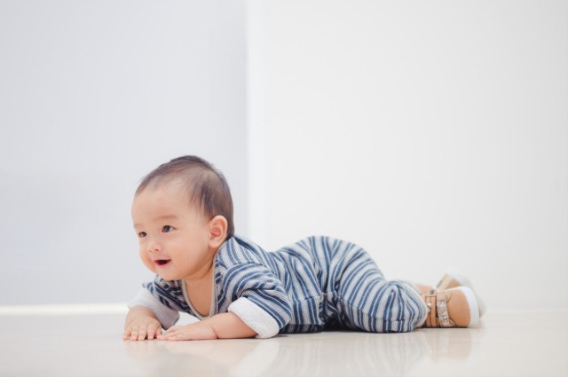 Ilustrasi stimulasi agar bayi cepat duduk dan merangkak. Foto: Freepik