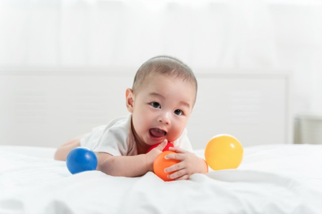 Stimulasi Agar Bayi Cepat Duduk dan Merangkak, Bagaimana Ya? (472822)