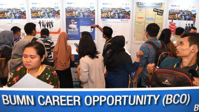 Ilustrasi lowongan kerja BUMN. Foto: ANTARA FOTO/Zabur Karuru