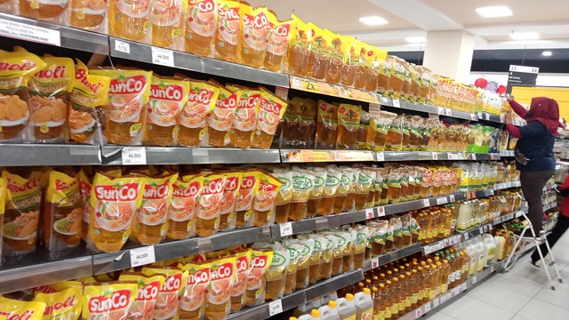 Tak Patuhi Mendag, Masih Ada Minimarket Jual Minyak Goreng di Atas Rp 14.000 (1)