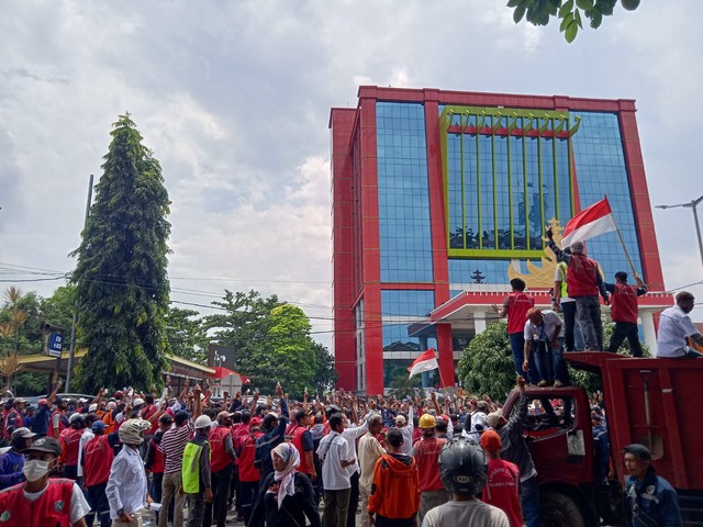 Ratusan Buruh TKBM Gelar Aksi di Kantor Pemkot Bandar Lampung, Jalan Ditutup (1)