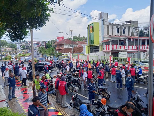 Ratusan Buruh TKBM Gelar Aksi di Kantor Pemkot Bandar Lampung, Jalan Ditutup (2)
