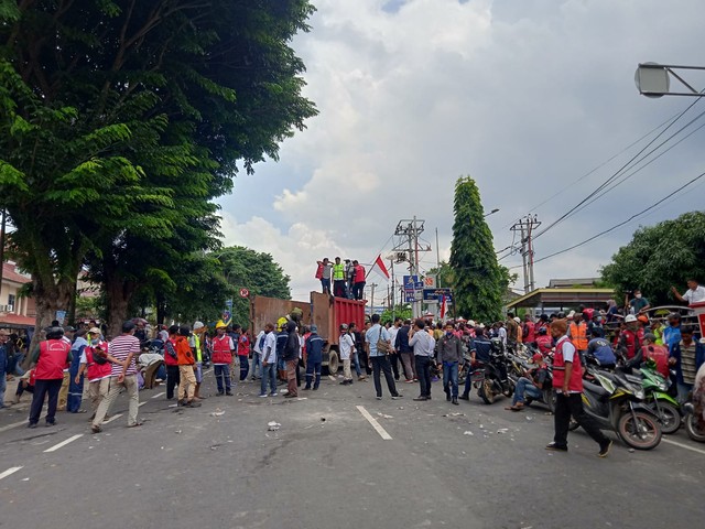 Ratusan Buruh TKBM Gelar Aksi di Kantor Pemkot Bandar Lampung, Jalan Ditutup (3)