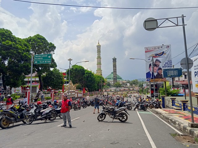 Ratusan Buruh TKBM Gelar Aksi di Kantor Pemkot Bandar Lampung, Jalan Ditutup (5)