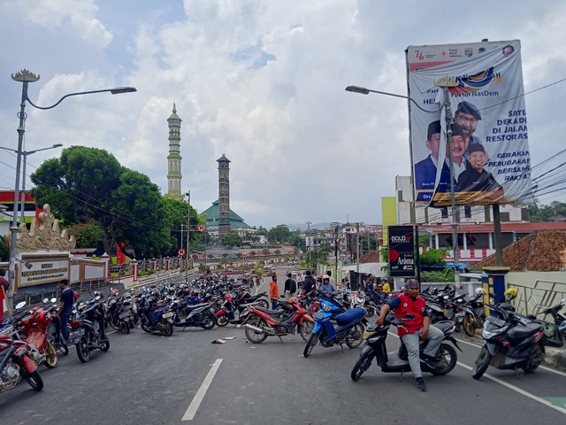 Ratusan Buruh TKBM Gelar Aksi di Kantor Pemkot Bandar Lampung, Jalan Ditutup (6)
