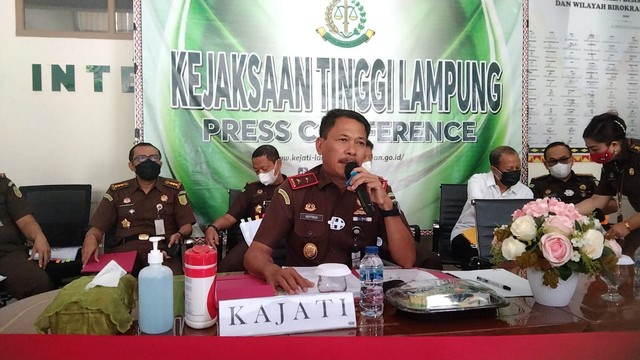 Kepala Kejaksaan Tinggi Lampung Heffinur saat konferensi pers. | Foto: Bella Sardio/ Lampung Geh