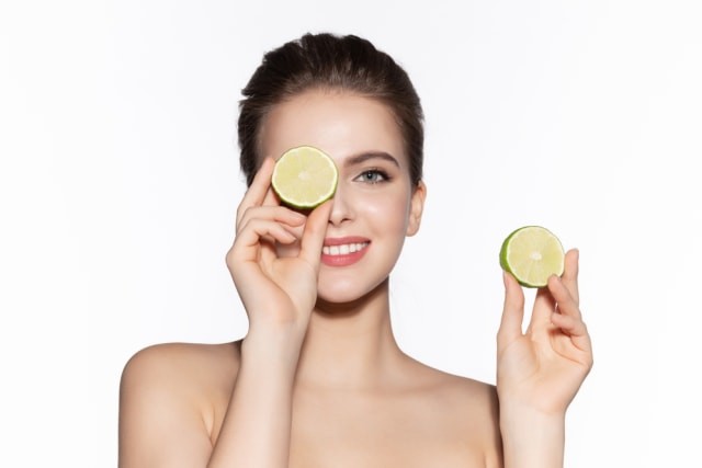 Ilustrasi cara mengecilkan perut dengan jeruk nipis. Foto: Dok. Shutterstock
