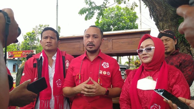 Ketua Umum Partai Solidaritas Indonesia (PSI) Giring Ganesha (Tengah) saat berkunjung ke Bantul, Rabu (12/1/2022). Foto: Eva M/Tugu Jogja