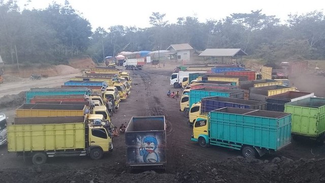 Angkutan truk pengangkut batu bara di Jambi perlu jalan khusus. (Foto: ist)