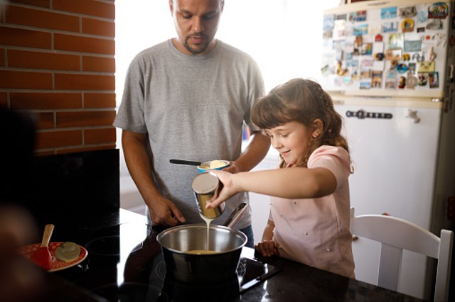Gelas belimbing adalah jenis gelas yang dapat digunakan untuk mengukur bahan masakan. Foto: Unsplash.com