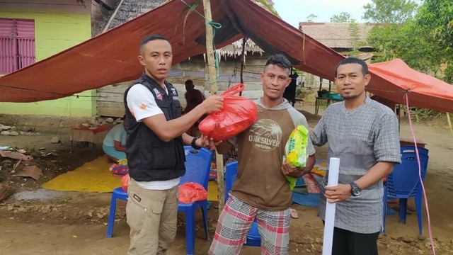 Korban gempa di Halmahera Utara menerima bantuan paket pangan Sahabat Dermawan.