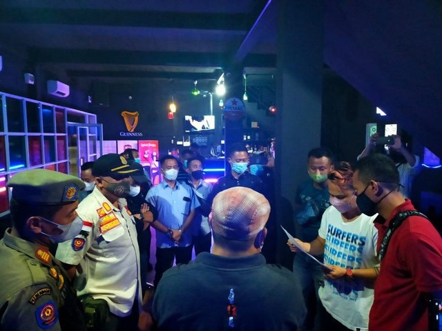 Petugas PTSP Batam mendatangi kafe Orian di kawasan Tunas Regency, Sagulung.