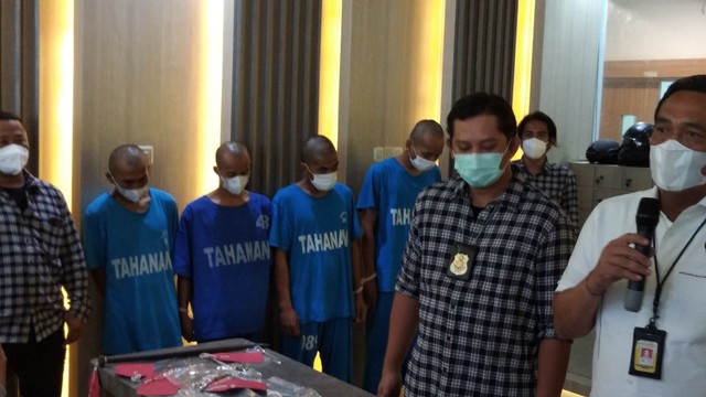 Dirreskrimum Polda Jateng, Kombes Pol Djuhandani Rahardjo Puro saat rilis kasus pencurian dan pemberatan di Mapolda Jateng. Foto: Intan Alliva Khansa / kumparan