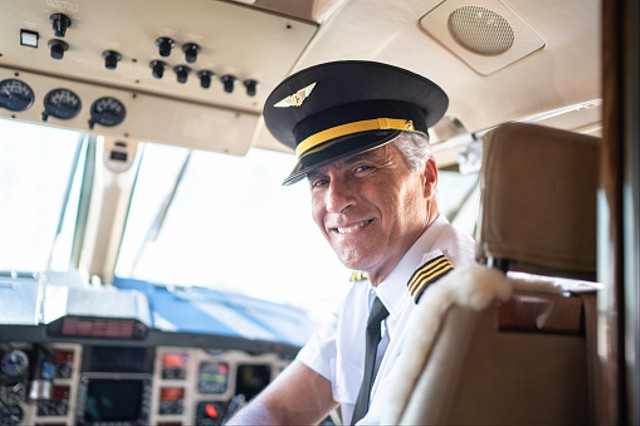 Ilustrasi menjadi pilot profesional setelah lulus dari sekolah penerbangan. Foto. dok. FG Trade di Unsplash