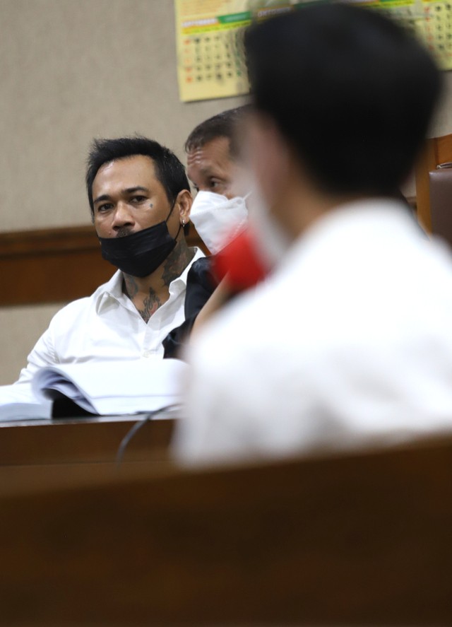 Jerinx saat menjalani sidang terkait kasus dugaan pengancaman di Pengadilan Negeri Jakarta Pusat, Jakarta, Rabu, (12/1). Foto: Ronny