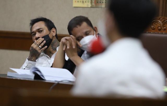 Jerinx saat menjalani sidang terkait kasus dugaan pengancaman di Pengadilan Negeri Jakarta Pusat, Jakarta, Rabu, (12/1). Foto: Ronny