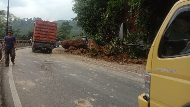 Jalan Cadas Pangeran, Sumedang diterjang longsor. Foto: Dok. Istimewa