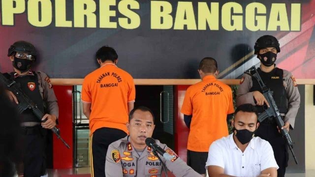 Kapolres Banggai AKBP Yoga Priyahutama didampingi Kasat Reskrim Iptu Adi Herlambang saat menggelar konferensi pers, Rabu (12/1). Foto: Istimewa