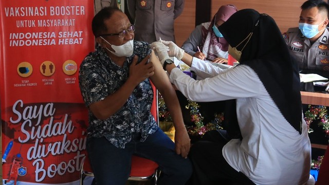 Seorang warga tengah disuntik vaksin dosis 3 atau booster yang diselenggarakan oleh BINDA Sumatera Barat di Kota Sawahlunto, Rabu 12 Januari 2022. Foto: dok BINDA