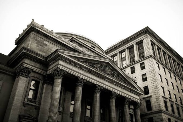 Bank adalah lembaga yang berfungsi untuk menghimpun dan menyalurkan dana ke masyarakat. Foto: Unsplash.com