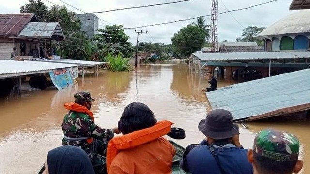 Anggota Kodim 1006/Banjar bersama BPBD melakukan proses evakuasi warga terdampak banjir di Kalimantan. Foto: Kodim1006/via ANTARA