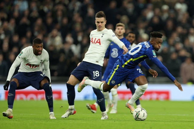 Pemain Chelsea Callum Hudson-Odoi berebut bola dengan pemain Tottenham Hotspur Giovani Lo Celso pada pertandingan leg kedua semifinal Piala Liga Inggris di Stadion Tottenham Hotspur, London, Inggris. Foto: Hannah McKay/REUTERS