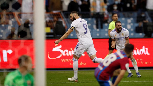 Selebrasi pemain Real Madrid Karim Benzema usai mencetak gol ke gawang FC Barcelona pada pertandingan Piala Super Spanyol di Stadion Internasional King Fahd, Riyadh, Arab Saudi.
 Foto: Albert Gea/REUTERS