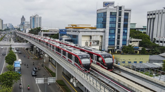 Foto udara gerbong kereta Light Rail Transit (LRT) terparkir di jalur Pancoran, Jakarta. Foto: ANTARA FOTO/Galih Pradipta