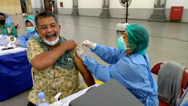 Suasana kick off vaksinasi lanjutan atau booster oleh Pemda DIY di Jogja Expo Center (JEC), Bantul DIY, Kamis (13/1). Foto: Arfiansyah Panji Purnandaru/kumparan