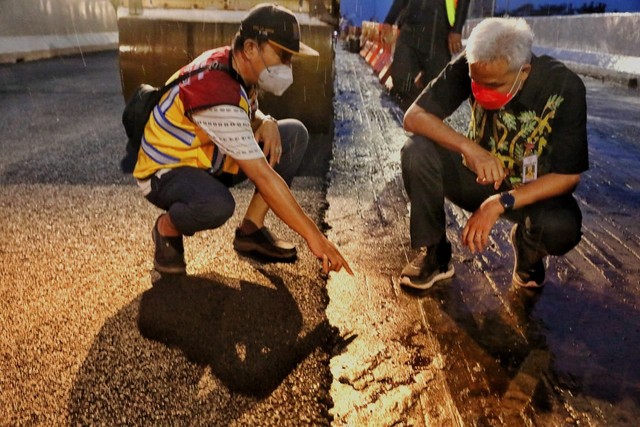 Ganjar Cek Pengaspalan Flyover Kretek Brebes: Aspalnya Produk Dalam Negeri (3505)