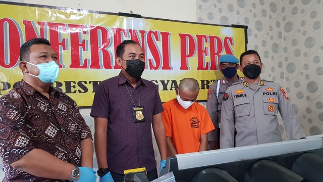 Pelaku pencurian APILL saat ditunjukkan dalam jumpa pers di Mapolresta Yogyakarta, Kamis (13/1/2022). Foto: Birgita/Tugu Jogja