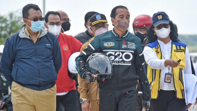 Presiden Joko Widodo mengendarai sepeda motor custom Kawasaki W175 bergaya chopper bobber di Jalan Bypass BIL-Mandalika, Desa Kuta, Kecamatan Pujut, Praya, Lombok Tengah, NTB, Kamis (13/1/2022). Foto: ANTARA FOTO/Ahmad Subaidi