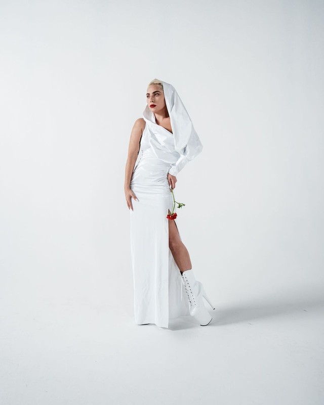 Lady Gaga Pakai Heels Setinggi 20 Cm Foto: Instagram @ladygaga