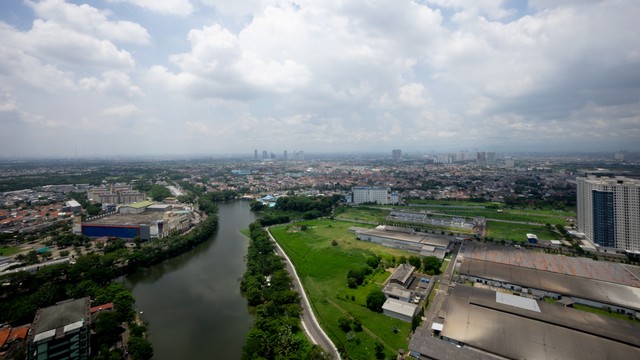 Potret udara suasana Kota Tangerang. Foto: Kenny Saputra/Getty Images