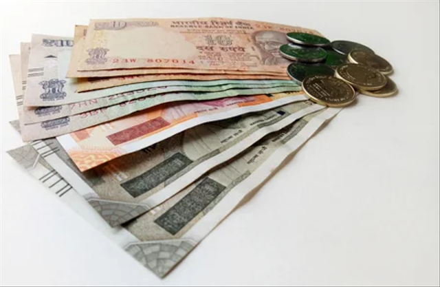 Uang adalah alat tukar yang digunnakan oleh manusia pada berbagai macma transaksi dalam melaksanakan kegiatan ekonomi. Foto: Pexels.com