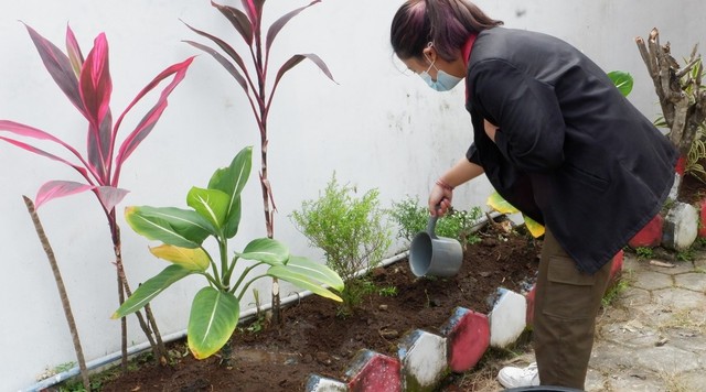 Membuat taman untuk Balai Desa Mentaraman dalam kegiatan PMM UMM. Foto Ilhammufid Al-Ayyubi